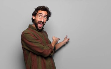 Kopya alanı olan genç sakallı adam.