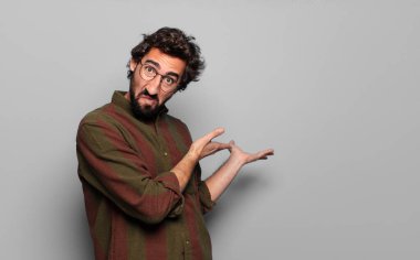 Kopya alanı olan genç sakallı adam.