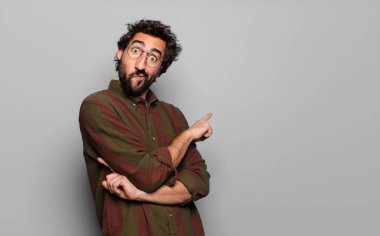 Kopya alanı olan genç sakallı adam.