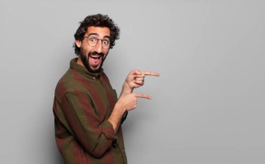 Kopya alanı olan genç sakallı adam.