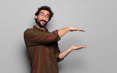 Kopya alanı olan genç sakallı adam.