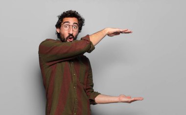 Kopya alanı olan genç sakallı adam.