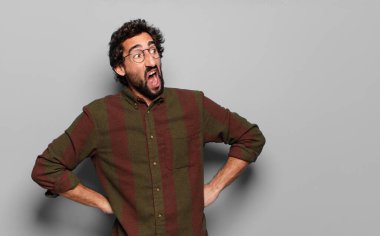 Kopya alanı olan genç sakallı adam.