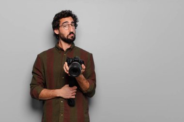 Genç sakallı adam fotoğrafçı konsepti