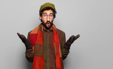 Genç, mutlu sakallı adam.