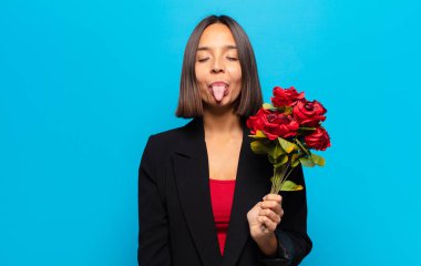 Genç ve güzel bir kadın elinde bir buket gül tutuyor.