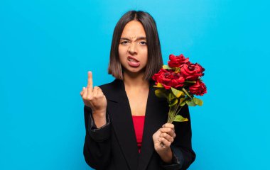 Genç ve güzel bir kadın elinde bir buket gül tutuyor.