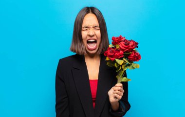 Genç ve güzel bir kadın elinde bir buket gül tutuyor.