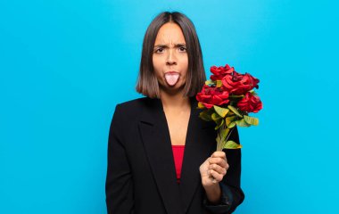 Genç ve güzel bir kadın elinde bir buket gül tutuyor.