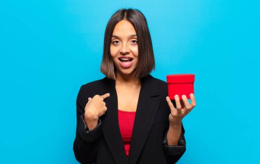 Genç ve güzel bir kadın elinde bir hediye kutusu tutuyor.