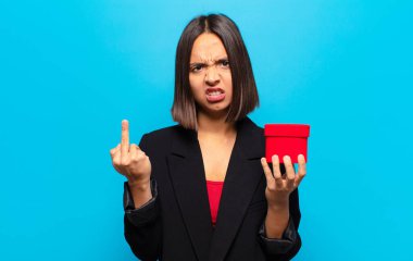 Genç ve güzel bir kadın elinde bir hediye kutusu tutuyor.