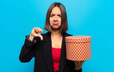 Genç ve güzel bir kadın elinde bir hediye kutusu tutuyor.