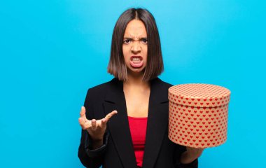 Genç ve güzel bir kadın elinde bir hediye kutusu tutuyor.