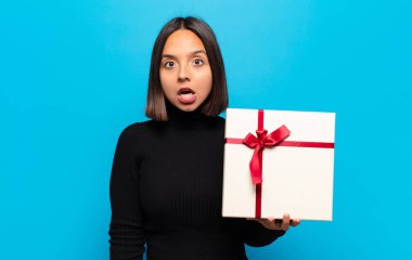 Genç ve güzel bir kadın.