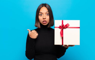 Genç ve güzel bir kadın.