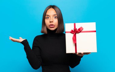 Genç ve güzel bir kadın.