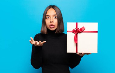 Genç ve güzel bir kadın.