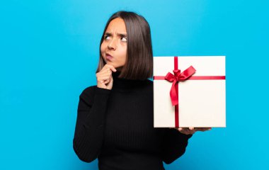 Genç ve güzel bir kadın.