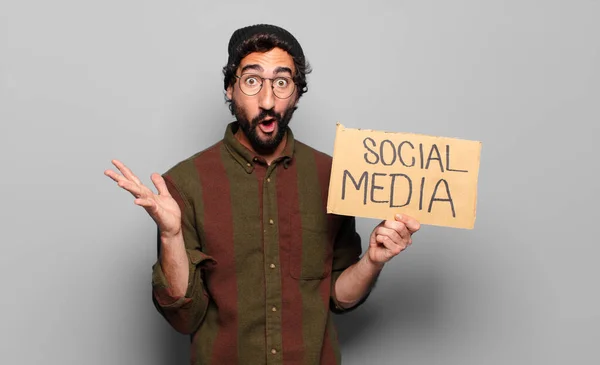 Junger Bärtiger Mann Social Media Konzept — Stockfoto