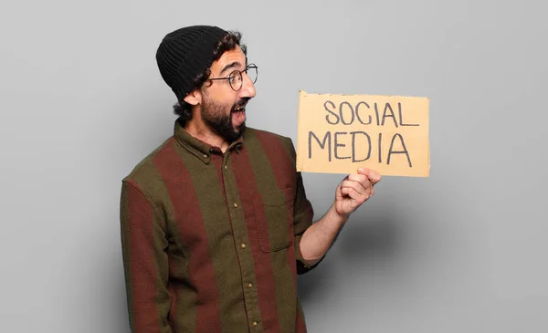 Junger Bärtiger Mann Social Media Konzept — Stockfoto
