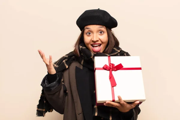 Junge Hübsche Frau Mit Einem Geschenk — Stockfoto