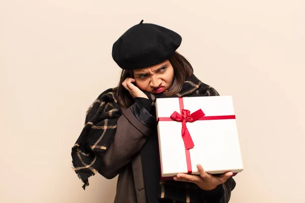 Junge Hübsche Frau Mit Einem Geschenk — Stockfoto