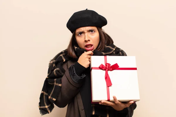 Junge Hübsche Frau Mit Einem Geschenk — Stockfoto