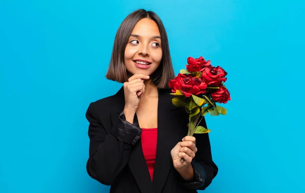 Giovane Bella Donna Possesso Mazzo Rose — Foto Stock