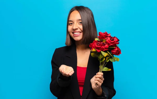 Junge Hübsche Frau Mit Einem Strauß Rosen — Stockfoto