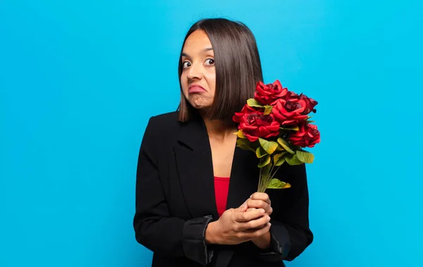 Junge Hübsche Frau Mit Einem Strauß Rosen — Stockfoto