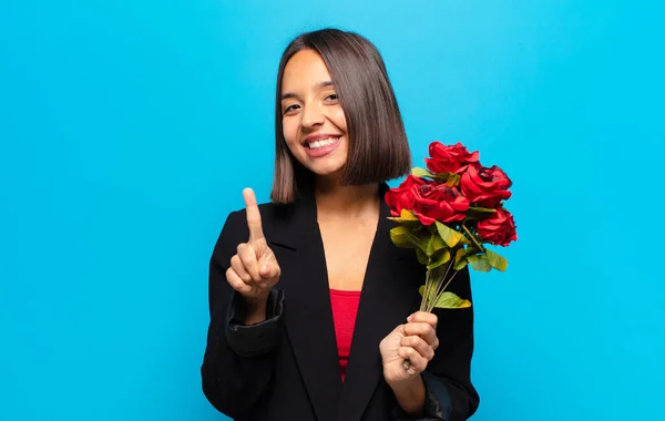 Giovane Bella Donna Possesso Mazzo Rose — Foto Stock