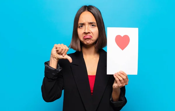 Junge Hübsche Frau Mit Einer Herzkarte — Stockfoto