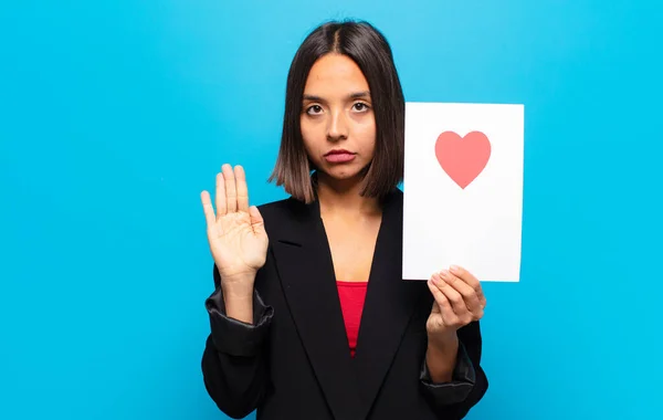 Joven Bonita Mujer Sosteniendo Una Tarjeta Corazón — Foto de Stock