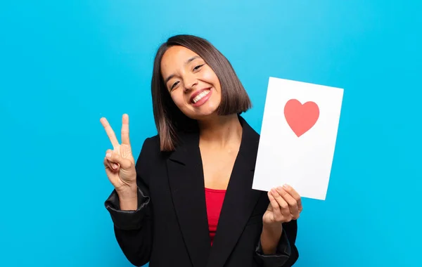 Junge Hübsche Frau Mit Einer Herzkarte — Stockfoto