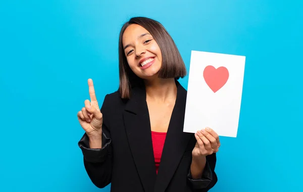 Giovane Bella Donna Possesso Una Carta Cuore — Foto Stock