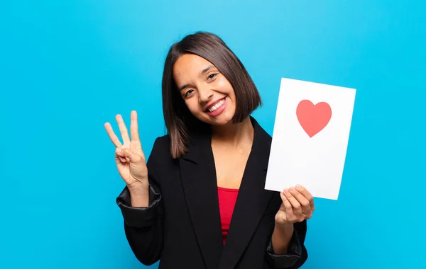 Junge Hübsche Frau Mit Einer Herzkarte — Stockfoto