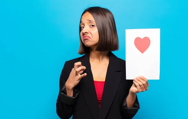 Junge Hübsche Frau Mit Einer Herzkarte — Stockfoto