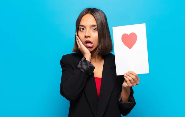 Junge Hübsche Frau Mit Einer Herzkarte — Stockfoto