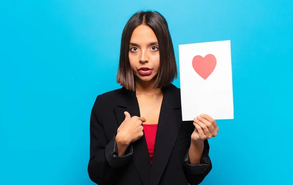 Junge Hübsche Frau Mit Einer Herzkarte — Stockfoto