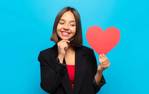 Junge Hübsche Frau Mit Einer Herzkarte — Stockfoto