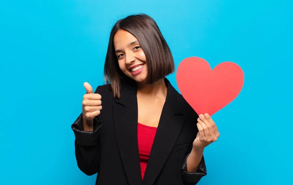 Junge Hübsche Frau Mit Einer Herzkarte — Stockfoto