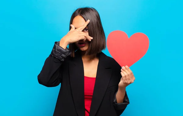 Junge Hübsche Frau Mit Einer Herzkarte — Stockfoto