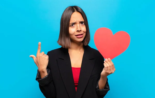 Junge Hübsche Frau Mit Einer Herzkarte — Stockfoto