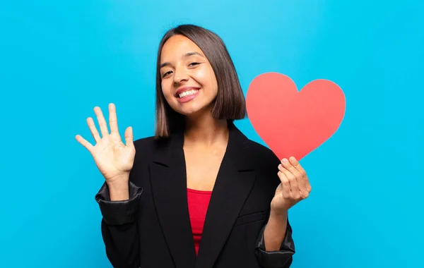 Junge Hübsche Frau Mit Einer Herzkarte — Stockfoto