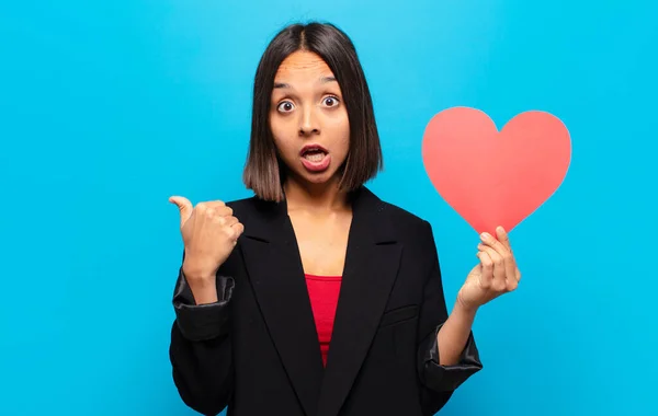 Young Pretty Woman Holding Heart Card — Stock Photo, Image