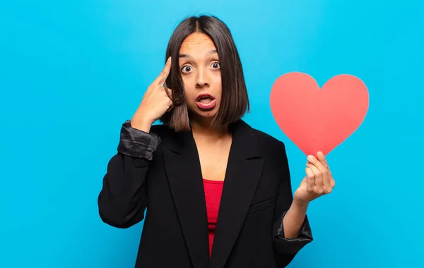 Junge Hübsche Frau Mit Einer Herzkarte — Stockfoto