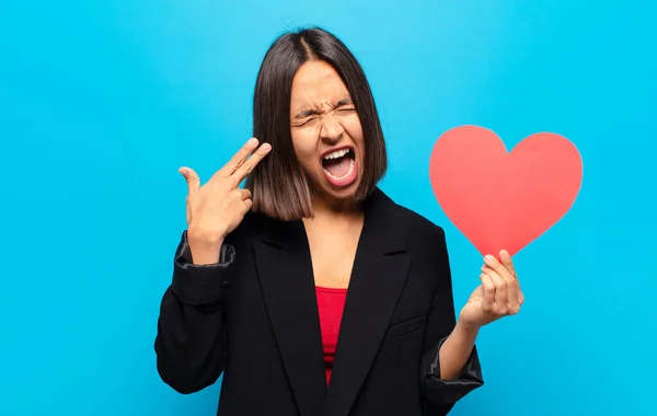 Junge Hübsche Frau Mit Einer Herzkarte — Stockfoto