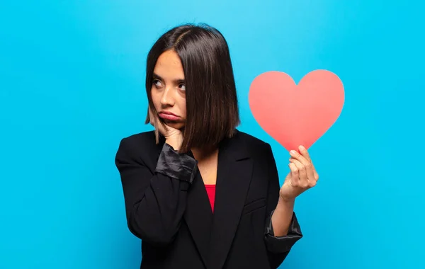 Joven Bonita Mujer Sosteniendo Una Tarjeta Corazón — Foto de Stock