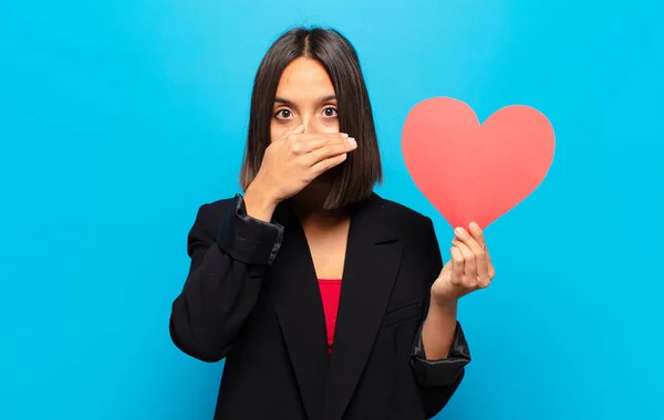 Giovane Bella Donna Possesso Una Carta Cuore — Foto Stock