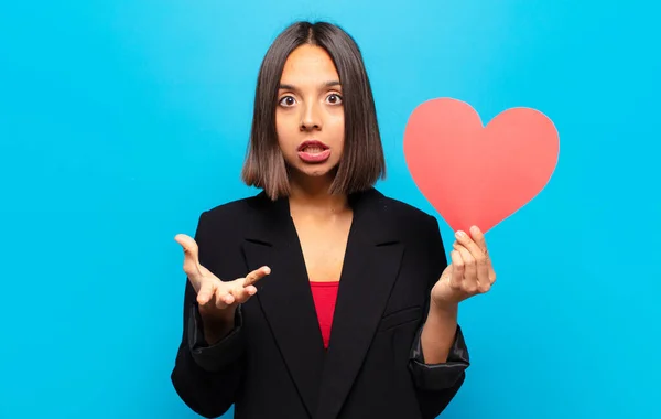 Joven Bonita Mujer Sosteniendo Una Tarjeta Corazón — Foto de Stock